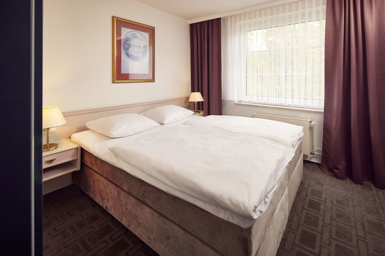 Junior suite bed