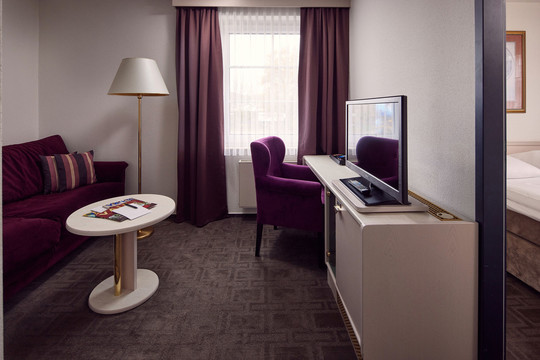 Junior suite bureau